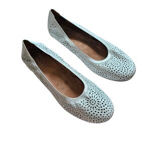 Vionic White Leather Robyn Perforated Flats Shoes Size 12